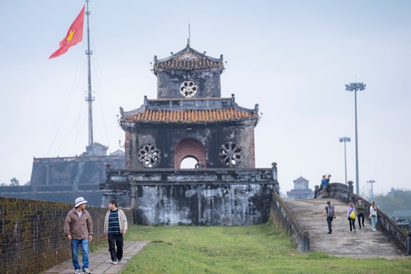 Trải nghiệm đi bộ trên Thượng Thành ngắm di sản Huế - Anh 1