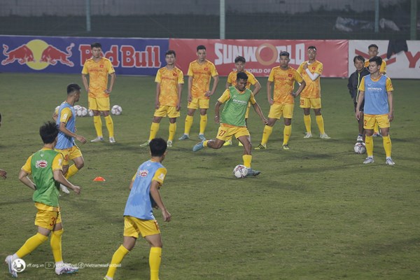 HLV Philippe Troussier điều hành buổi tập đầu tiên của U23 Việt Nam - Anh 1