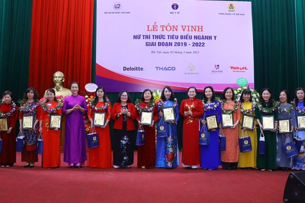 Tôn vinh 51 nữ trí thức tiêu biểu ngành Y tế - Anh 1