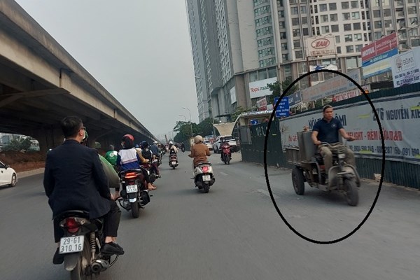 "Choáng" với văn hóa tham gia giao thông (Bài 1): Nhan nhản cảnh tượng "chướng tai gai mắt" - ảnh 2