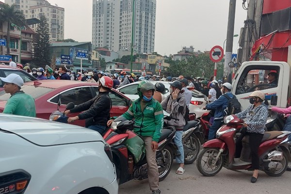 "Choáng" với văn hóa tham gia giao thông (Bài 1): Nhan nhản cảnh tượng "chướng tai gai mắt" - ảnh 1