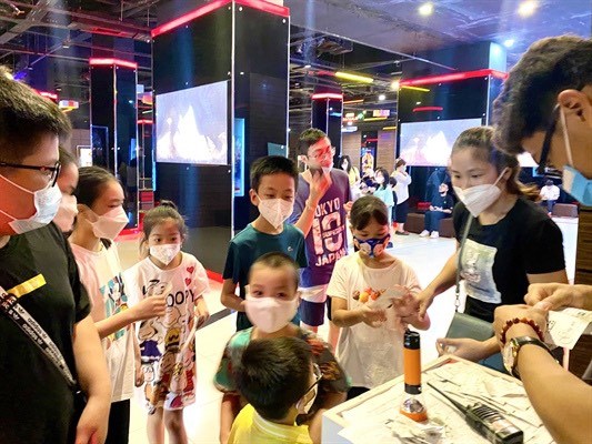 Rạp chiếu phim thực thi quy định mới về miễn, giảm giá vé cho trẻ em, người khuyết tật - Anh 1