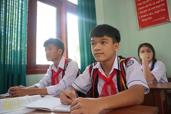 Cậu học trò vùng cao yêu môn Lịch sử - Anh 1