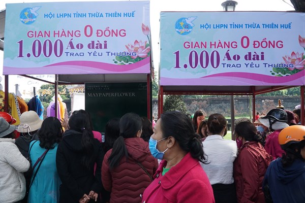 Hue: Gian hang 0 dong tang hon 2.000 ao dai cho phu nu kho khan - Anh 2