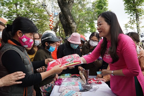 Hue: Gian hang 0 dong tang hon 2.000 ao dai cho phu nu kho khan - Anh 1