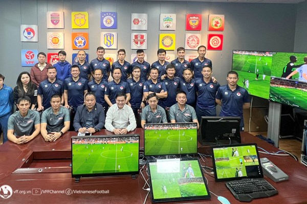 Các trọng tài VAR V.League  hoàn thành lớp đào tạo đợt 1 trong 1 LAB - Anh 1