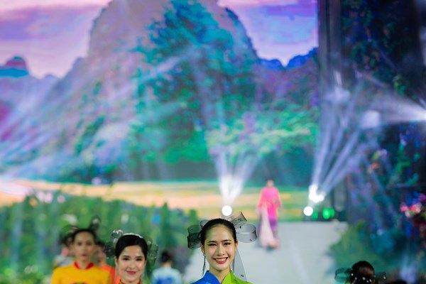 Nhà thiết kế Vũ Thảo Giang gây ấn tượng với bộ sưu tập áo dài “Việt Nam gấm hoa” - Anh 3