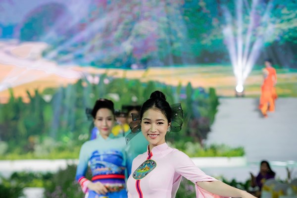 Nhà thiết kế Vũ Thảo Giang gây ấn tượng với bộ sưu tập áo dài “Việt Nam gấm hoa” - Anh 2