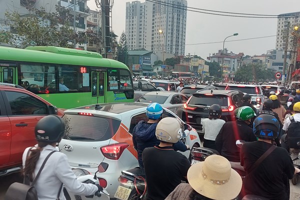 “Choáng” với văn hóa tham gia giao thông (Bài 2): Thượng tôn pháp luật để xây dựng văn hóa giao thông - Anh 1