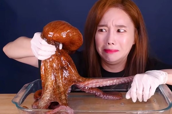 “Hết hồn” với trào lưu mukbang kinh dị trên TikTok - Anh 1