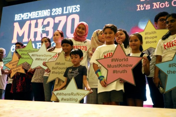Các gia đình nạn nhân MH370 kêu gọi tìm kiếm sau 9 năm máy bay mất tích - Anh 1
