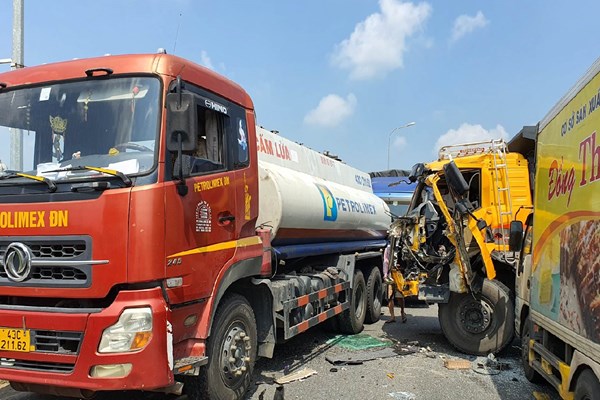 Tai nạn liên hoàn do 5 xe tải va chạm nhau trên quốc lộ 1A - Anh 2