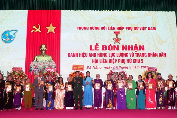 Trao tặng danh hiệu Anh hùng LLVTND cho Hội Liên hiệp Phụ nữ Giải phóng Khu 5 - Anh 1
