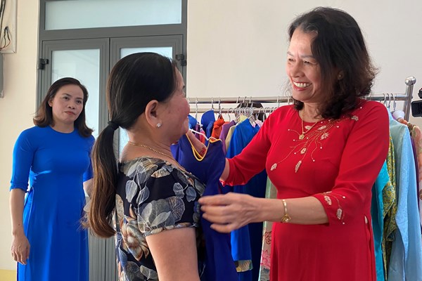 “Áo dài 0 đồng” – món quà ý nghĩa nhân dịp 8.3 - Anh 1