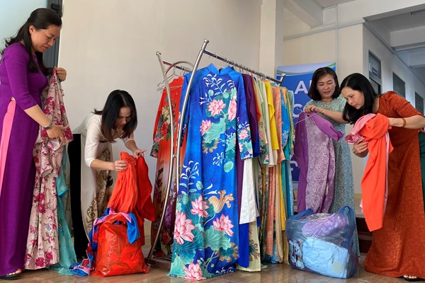 “Áo dài 0 đồng” – món quà ý nghĩa nhân dịp 8.3 - Anh 2