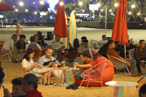 Hút khách du lịch bằng kinh tế đêm: Cần tạo ra nhiều hơn sản phẩm dịch vụ - Anh 2