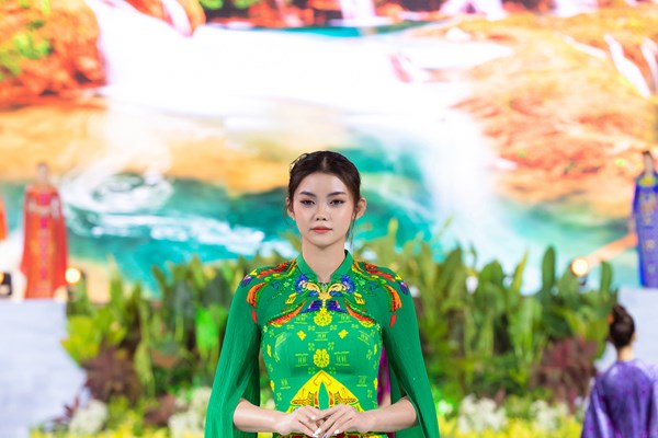 Áo dài Việt gây ấn tượng với bạn bè quốc tế - Anh 3