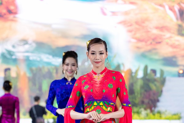 Áo dài Việt gây ấn tượng với bạn bè quốc tế - Anh 4