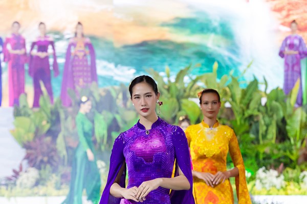 Áo dài Việt gây ấn tượng với bạn bè quốc tế - Anh 2