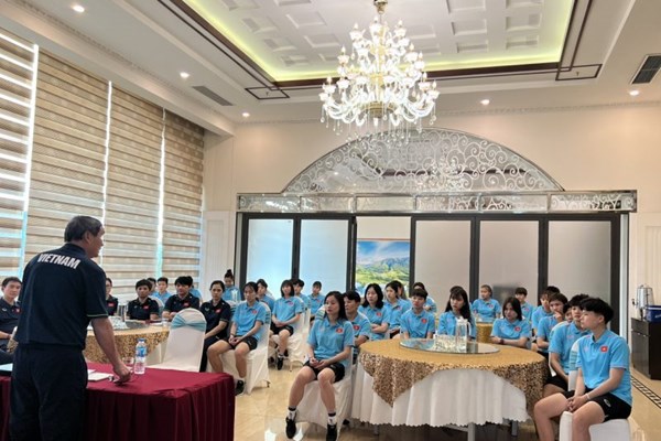Tuyển nữ Việt Nam tập huấn ở Quảng Ninh - Anh 1