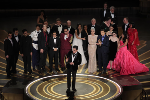 Dương Tử Quỳnh giành giải Nữ diễn viên chính xuất sắc tại Oscar 2023 - Anh 2