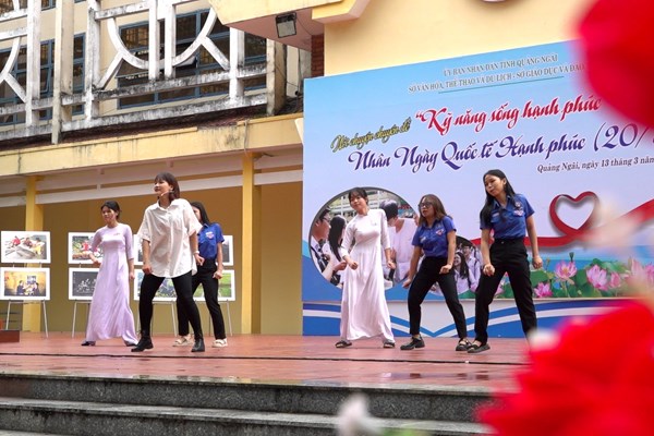 Nói chuyện chuyên đề “Kỹ năng sống hạnh phúc” chào mừng Ngày Quốc tế hạnh phúc - Anh 4