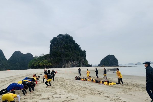 Tuyển nữ Việt Nam chú trọng rèn thể lực trong chuyến tập huấn ở Quảng Ninh - Anh 1