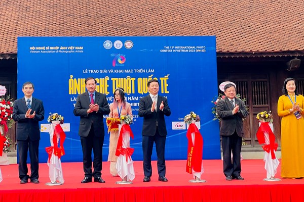 Lễ trao giải và khai mạc Triển lãm Cuộc thi Ảnh nghệ thuật quốc tế - Anh 1