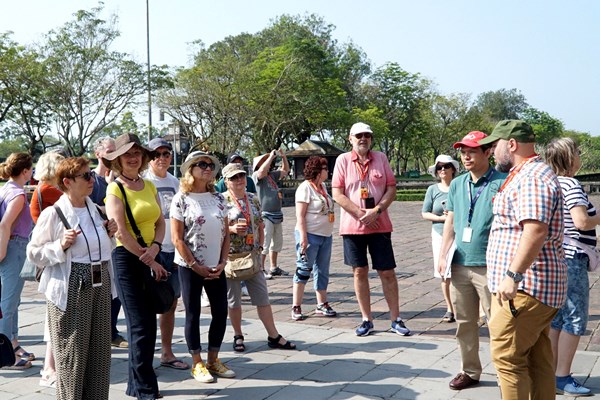 Đề xuất giải pháp thu hút du khách quốc tế - Anh 1