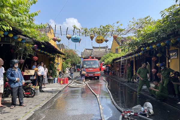 Cháy nhà kho chứa vải trong khu vực phố cổ Hội An - Anh 7