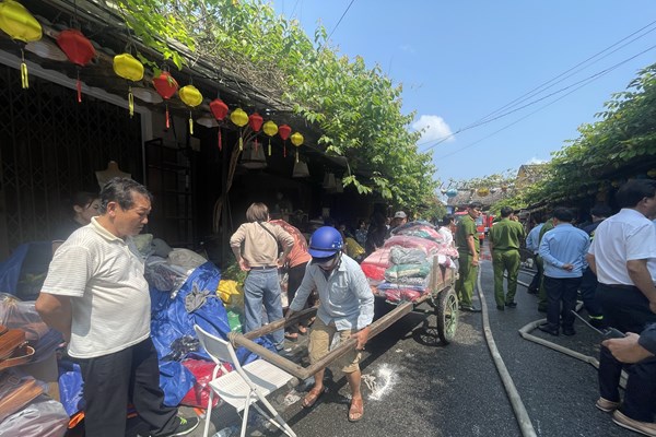 Cháy nhà kho chứa vải trong khu vực phố cổ Hội An - Anh 6