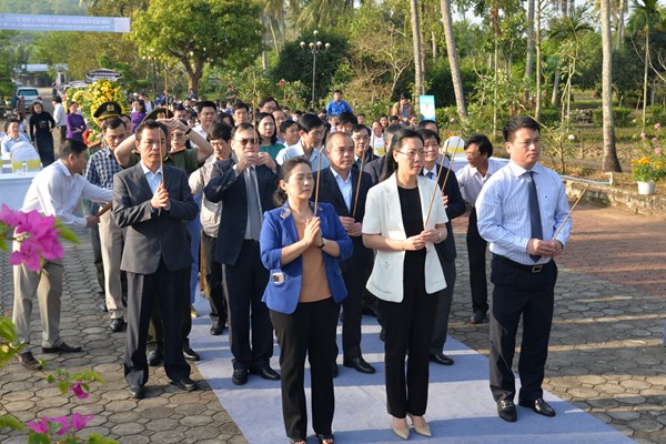 Dâng hương tưởng niệm 55 năm ngày 504 người dân Sơn Mỹ bị thảm sát - Anh 1