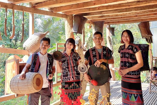 “Cất cánh”  từ văn hóa dân tộc - Anh 1