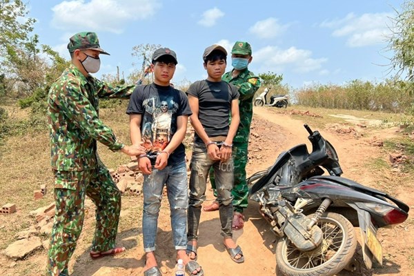 Quảng Trị: Hai thanh niên sang Lào mua 200 viên ma túy về thì bị bắt - Anh 1