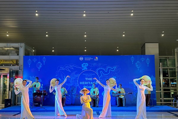 Nhà biểu diễn nghệ thuật Hội An trình diễn phục vụ du khách tại sân bay Đà Nẵng - Anh 1