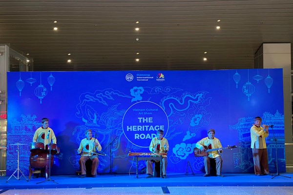 Nhà biểu diễn nghệ thuật Hội An trình diễn phục vụ du khách tại sân bay Đà Nẵng - Anh 4
