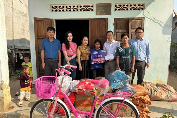Báo Văn Hóa trao hỗ trợ cho học sinh DTTS có hoàn cảnh khó khăn ở Kon Tum - Anh 1
