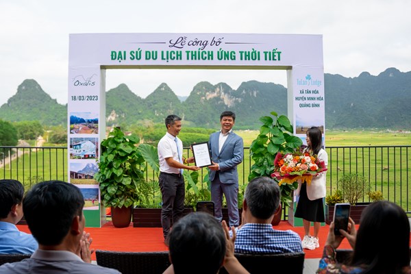Lần đầu tiên ở Quảng Bình có Đại sứ du lịch thích ứng thời tiết - Anh 1