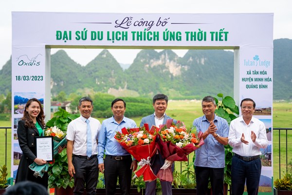 Lần đầu tiên ở Quảng Bình có Đại sứ du lịch thích ứng thời tiết - Anh 2