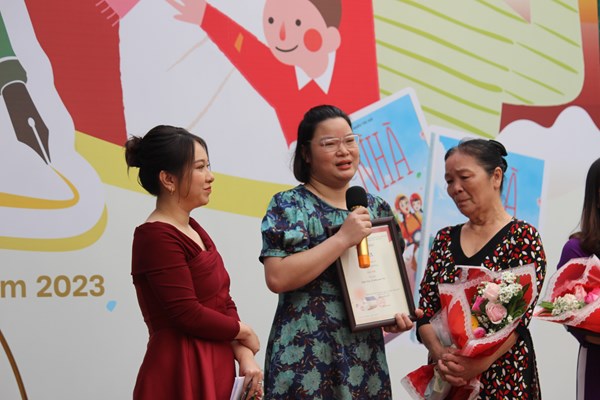 Lễ trao giải cuộc thi viết “Về nhà” và ra mắt quyển sách cùng tên - Anh 1