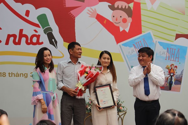 Lễ trao giải cuộc thi viết “Về nhà” và ra mắt quyển sách cùng tên - Anh 2