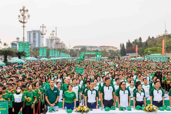 7.500 người tham gia Ngày hội đi bộ tại Nghệ An - Anh 1