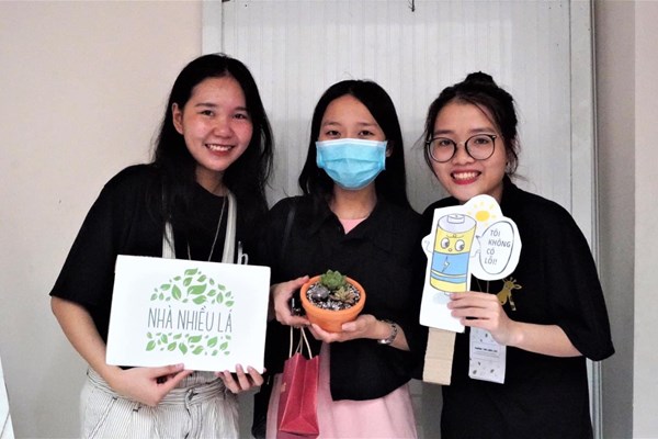Đổi pin lấy cây tại “Nhà nhiều lá” - Anh 1