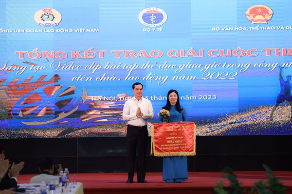Trao giải sáng tạo video bài tập thể dục giữa giờ trong công nhân, viên chức, lao động - Anh 2