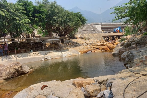 Đà Nẵng: Rầm rộ xây dựng đập chặn dòng trái phép ở Suối Lương - Anh 3