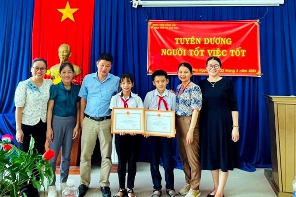Khen thưởng hai học sinh trả lại hơn 100 triệu đồng cho người đánh rơi - Anh 1