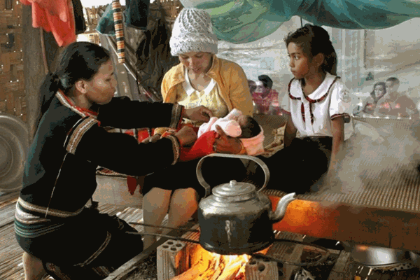 “Bà mụ” của phụ nữ và trẻ em đồng bào dân tộc - Anh 2