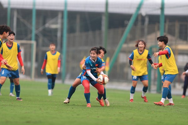 Tuyển nữ Việt Nam tăng cường độ tập luyện, chuẩn bị cho vòng loại Olympic - Anh 1