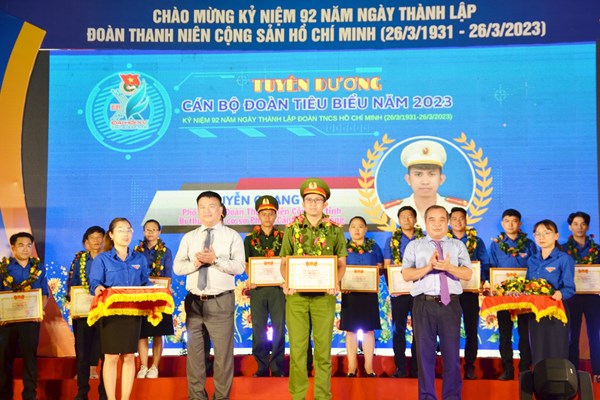 Tỉnh đoàn Quảng Ngãi tuyên dương 40 gương cán bộ Đoàn tiêu biểu - Anh 2