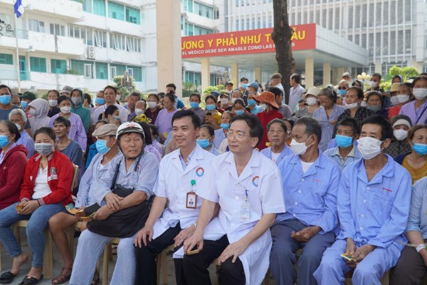 “Hội chợ 0 đồng” san sẻ khó khăn với bệnh nhân nghèo - Anh 1